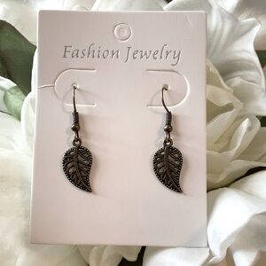 🛍️Dainty Leaf Accent Earrings🛍️3for$13!🛍️